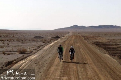 Jandagh-mesr-aroosan-dasht-e-kavir-desert-cycling-Iran-1079-04