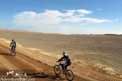 Jandagh-mesr-aroosan-dasht-e-kavir-desert-cycling-Iran-1079-03