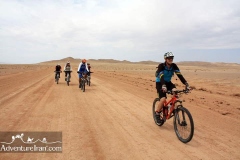 Jandagh-mesr-aroosan-dasht-e-kavir-desert-cycling-Iran-1079-17