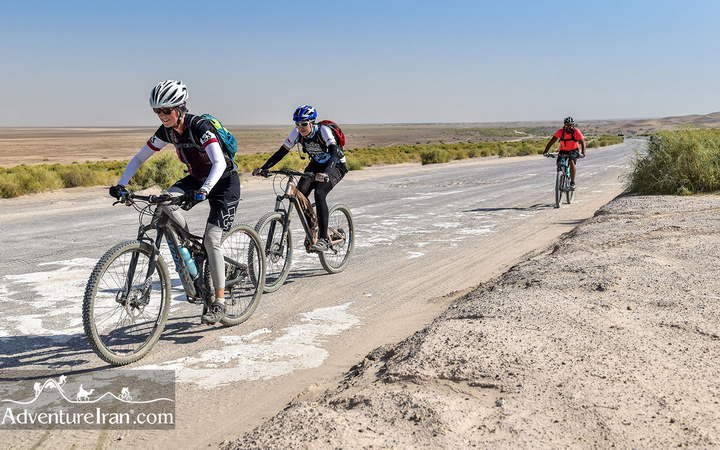 Maranjab-desert-dasht-e-kavir-cycling-tour-Iran-1119-03
