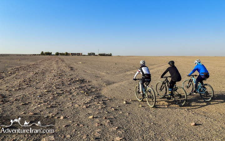 Maranjab-desert-dasht-e-kavir-cycling-tour-Iran-1119-22